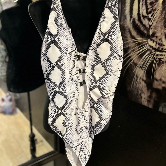 🖤🖤EUC-WHITE AND BLACK SNAKESKIN ONE PIECE BATHING SUIT SZ XL🖤🖤 - Picture 11 of 11